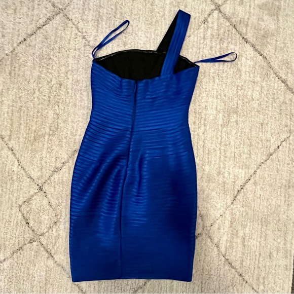 BCBG stunning blue one shoulder mini party dress. Size 2. Ultra flattering! - Picture 5 of 8
